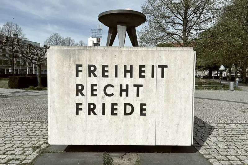 Das Mahnmal „Ewige Flamme“ am Theodor-Heuss-Platz mit der Inschrift Freiheit Recht Friede